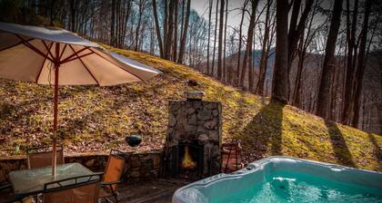 Mountain Cabin w/ Hot Tub & Cozy Loft