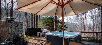 Mountain Cabin w/ Hot Tub & Cozy Loft