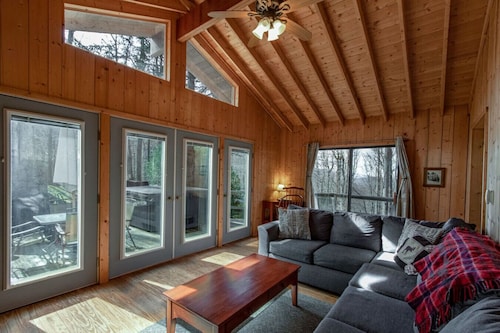 Mountain Cabin w/ Hot Tub & Cozy Loft