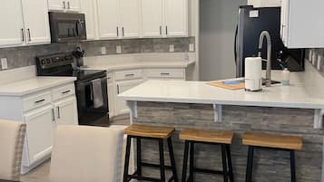 Frigorífic, microones, forn i placa de cuina