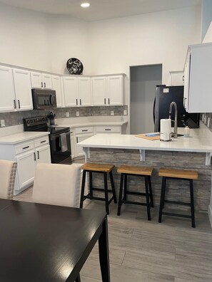 Een koelkast, een microgolfoven, een oven, een kookplaat