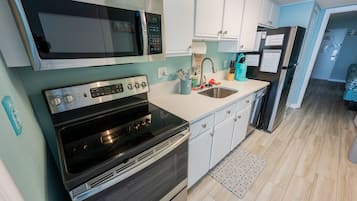 Refrigerador, microondas, cafetera y tetera y tostadora