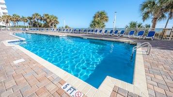 Alberca techada y alberca climatizada