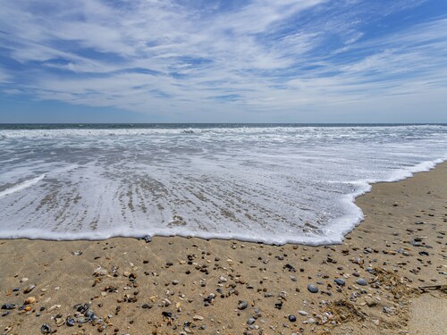 Beautiful House with Hot Tub, One Minute walk to beach