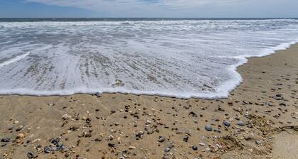 Beautiful House with Hot Tub, One Minute walk to beach