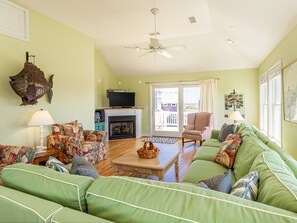 Smart TV - Beautiful House with Hot Tub, One Minute walk to beach (Hatteras)