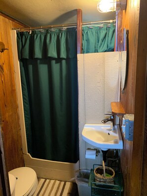 Shower, towels, soap, toilet paper - Lakeside Cabin with a Touch of Vintage Charm and All the Modern Conveniences (Port Hope)