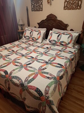 2 bedrooms, desk, iron/ironing board, free WiFi - High Top View-nestled amongst the tops of the Oaks (Dripping Springs)