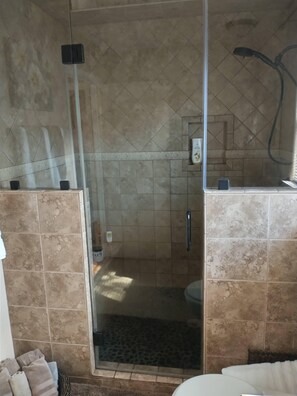 Een douche, een haardroger, handdoeken, zeep