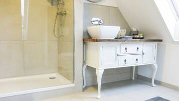 Dusche, Haartrockner, Handtücher, Seife