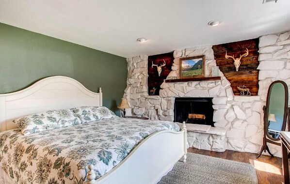 House, Multiple Beds (Hidden Valley Retreat with Foothill V)