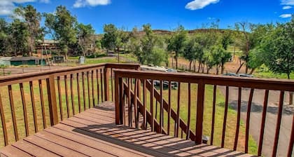 Hidden Valley Retreat. Foothill views. Large Yard!
