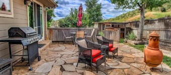 Hidden Valley Retreat. Foothill views. Large Yard!