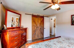 4 bedrooms, free WiFi, bed sheets - Hidden Valley Retreat. Foothill views. Large Yard! (Loveland)