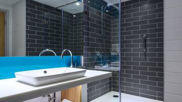 Een douche, een haardroger, handdoeken