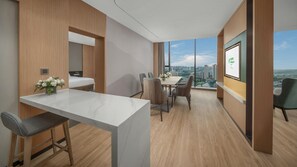 Suite, 1 Bedroom (Dining Area) | 1 bedroom, soundproofing, free WiFi - Holiday Inn Luzhou Longjian by IHG (Luzhou)