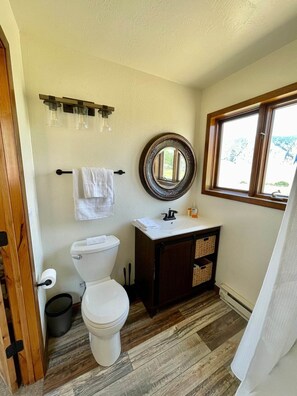 Duschwanne, Handtücher, Toilettenpapier