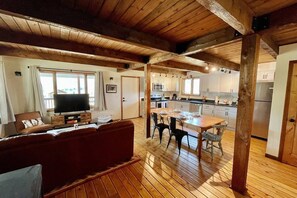 Interior - Private Ranch Property Minutes to Yellowstone NP (Gardiner)
