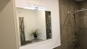 تجهيزات دش، مناشف، صابون، ورق حمّام