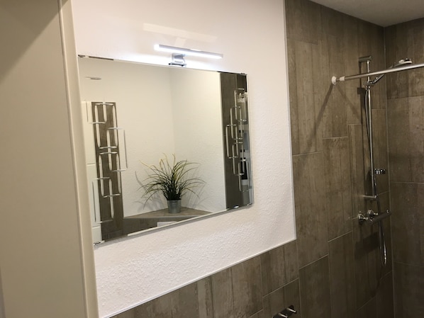 Shower, towels, soap, toilet paper - Modern 21 m² apartment quiet, modern, central (Jever)