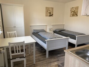 1 bedroom, free WiFi, bed sheets - Modern 21 m² apartment quiet, modern, central (Jever)