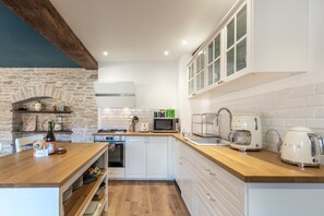 Frigorífico, microondas, horno y placa de cocina