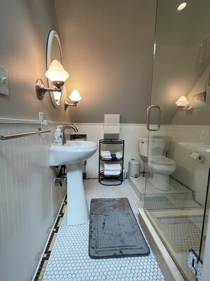 Dusche, Haartrockner, Handtücher, Seife