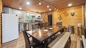 Dining - Cozy Cottage on Cisco Chain of Lakes - Big Lake - Summer is open! (Land O' Lakes)
