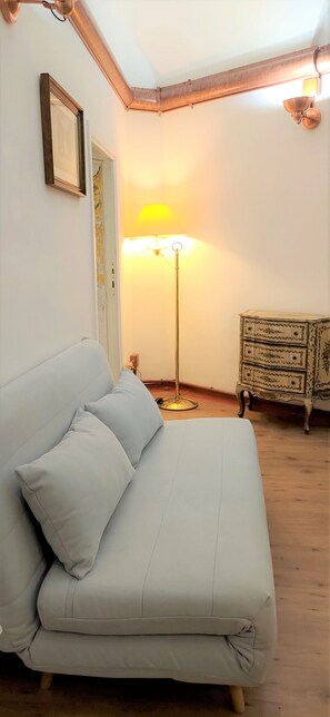 TV - charming vacation apartment few steps from Coliseum (Roma)