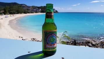 ビーチの近く、サンラウンジャー、ビーチタオル