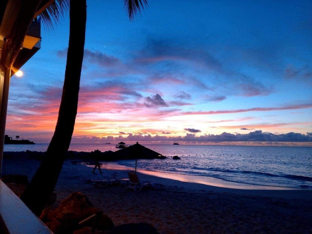 Playa en los alrededores, camastros y toallas de playa 