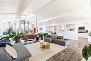 Fernseher, Smart Speakers, Streaming-Dienste, Stereoanlage