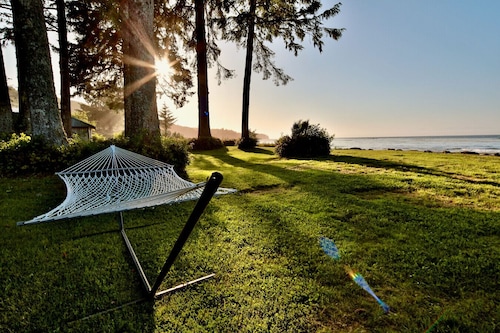 6 guest  · Eddie Bauer`s former Beachfront Cottage