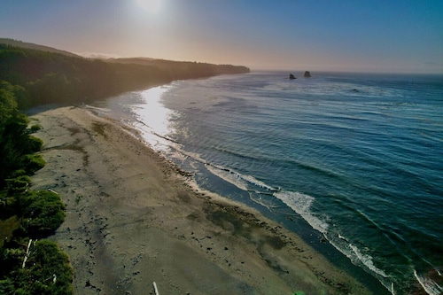 6 guest  · Eddie Bauer`s former Beachfront Cottage