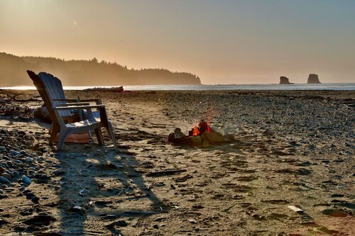 6 guest · Eddie Bauer`s former Beachfront Cottage
