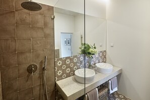 Een douche, een haardroger, handdoeken, zeep