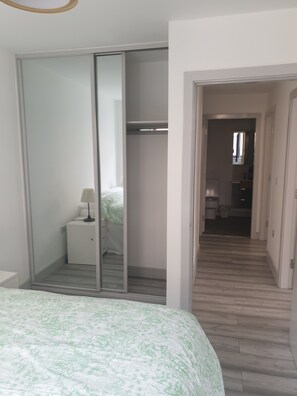 2 bedrooms, iron/ironing board, free WiFi, bed sheets - Beautiful 2 bed | 2 bathroom cosy apartment (Coulsdon)