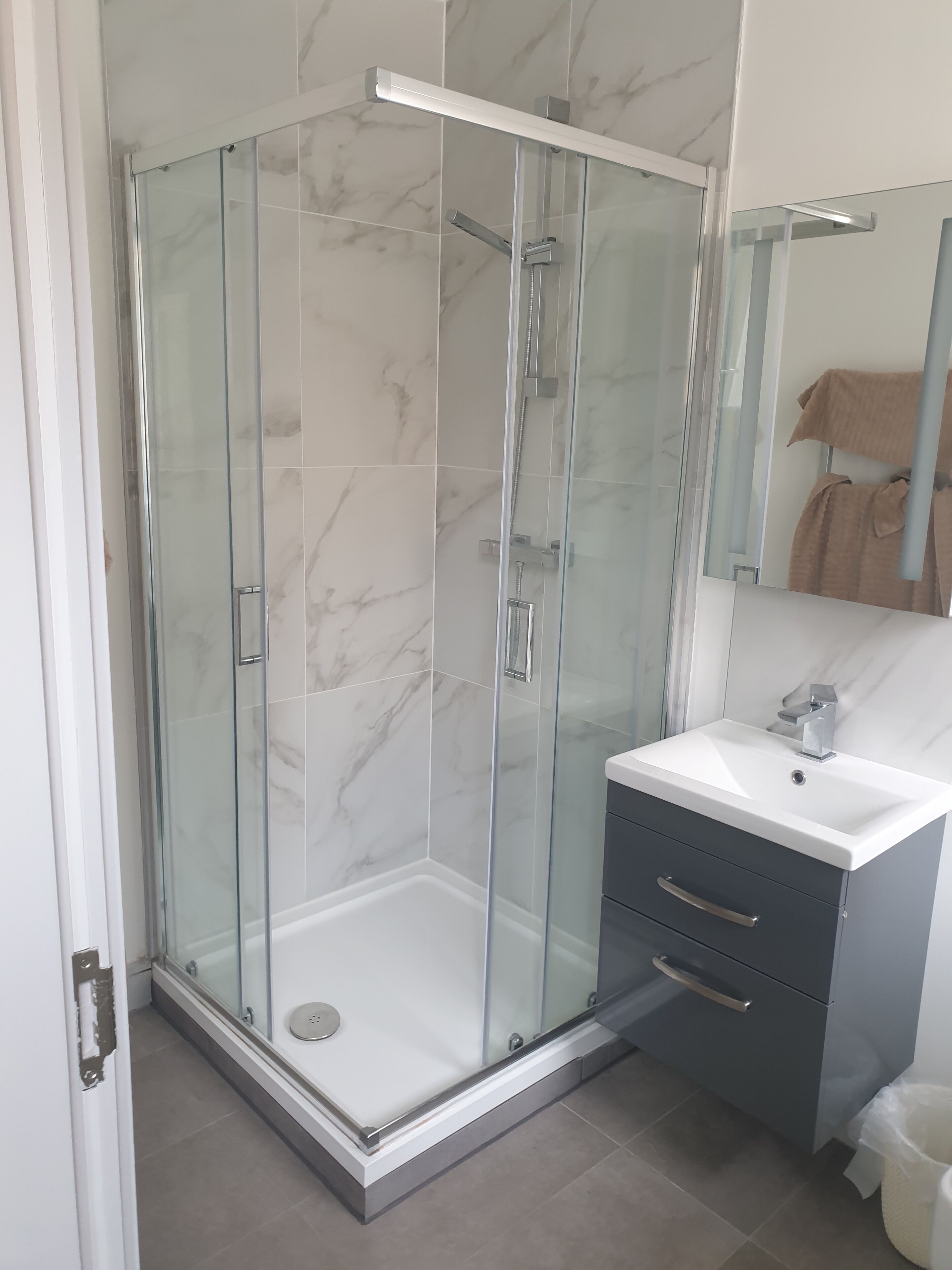 Combined shower/bathtub, hair dryer, towels, soap