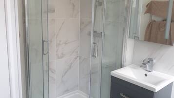 Combined shower/bathtub, hair dryer, towels, soap
