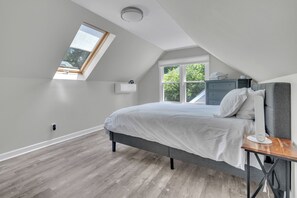4 habitaciones, escritorio y tabla de planchar con plancha 