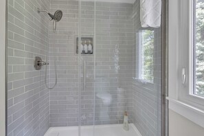 Douche, sèche-cheveux, serviettes fournies, savon