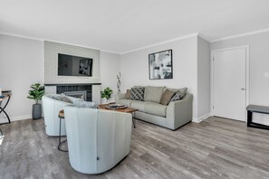 Télévision, cheminée, livres