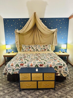 1 bedroom, bed sheets - Cabin #3 - Pet/Family Friendly - Giant Spa Tub, Beautiful Ozark Mountain Cabin (Eureka Springs)