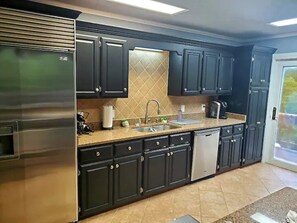 Private kitchen - Deep Woods Getaway (Marion)