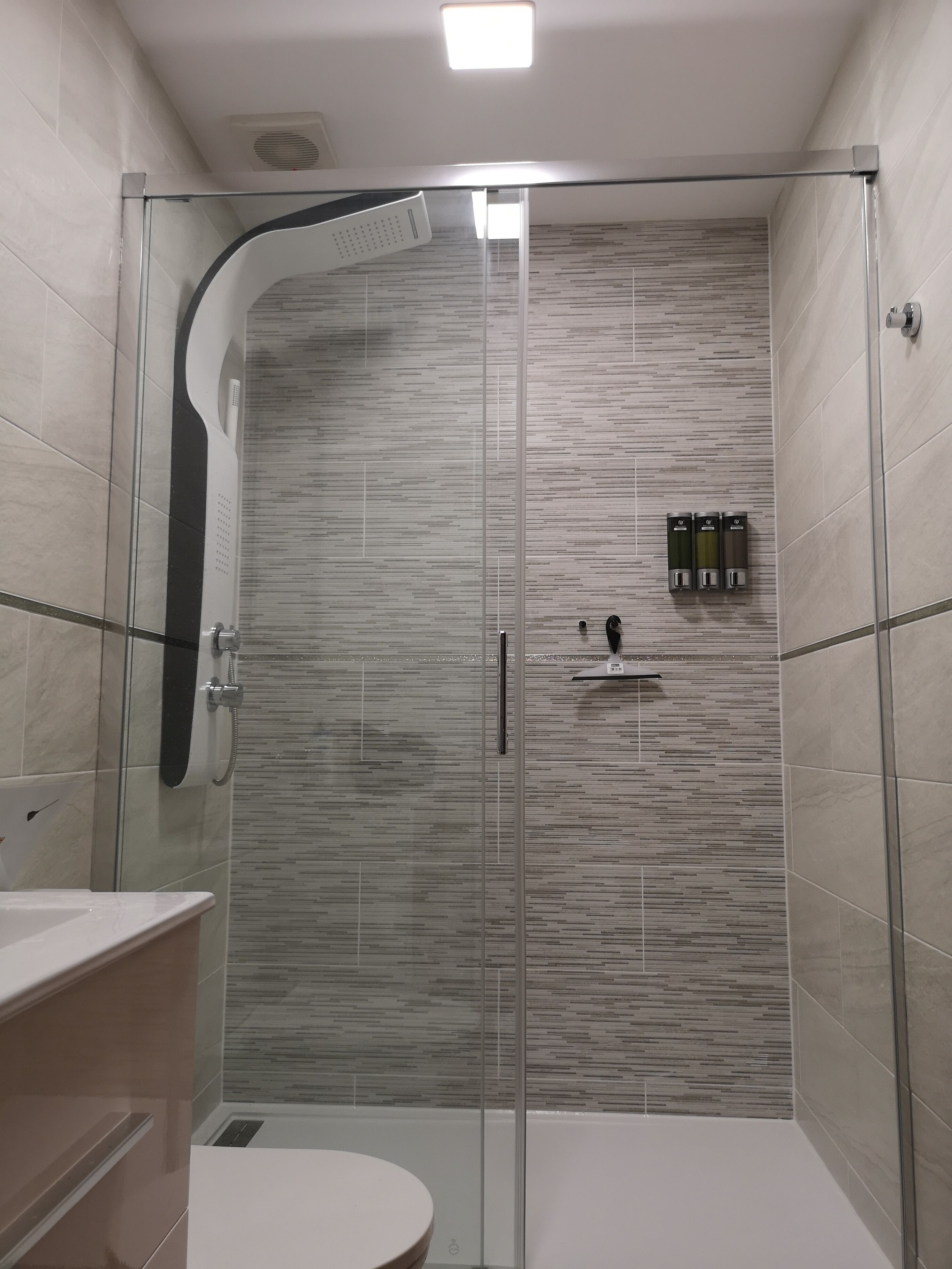 Douche, sèche-cheveux, serviettes fournies, savon
