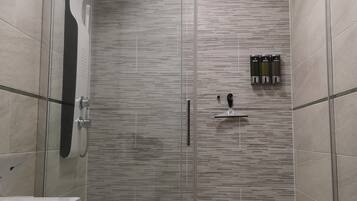 Douche, sĂšche-cheveux, serviettes fournies, savon