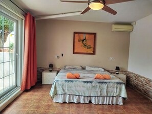 3 bedrooms, in-room safe, iron/ironing board, travel cot