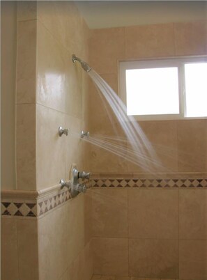 Ensemble baignoire-douche, séchoir à cheveux, serviettes fournies, savon
