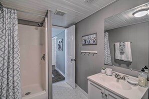 Kostenlose Toilettenartikel, Haartrockner, Handtücher