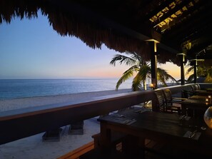 Outdoor dining - Tropical Oasis: Ocean View ~ Pool & Bar ~ Family-Friendly (Freeport, Grand Bahama Island)